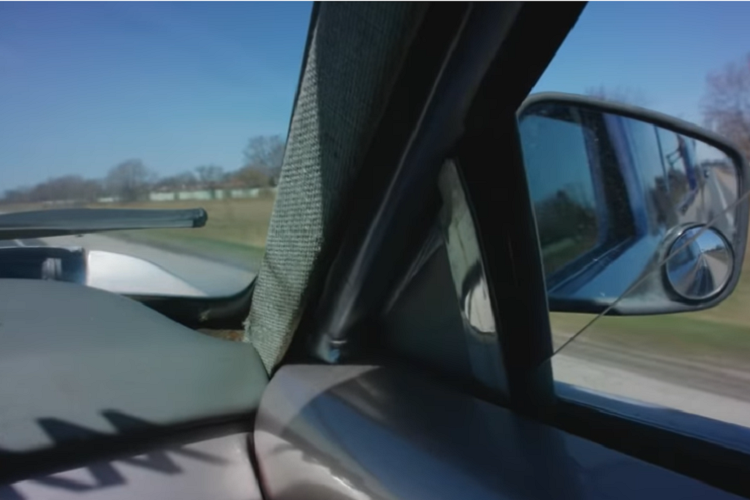 Ngoại thất xe được làm thủ công toàn bộ bởi Ivan vì ông ấy muốn tạo nên phong cách của riêng mình. Sườn xe được sơn hình một bức tranh phụ nữ mặc bikini và xe đua, thác nước và hình ảnh vũ trụ bao la. Ở bên trong, chiếc xe có ghế dài lớn, một giường ngủ với cửa sổ trời, và đủ không gian cho cả một gia đình tụ tập.