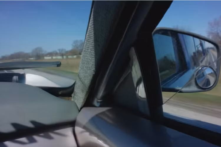 Ngoại thất xe được làm thủ công toàn bộ bởi Ivan vì ông ấy muốn tạo nên phong cách của riêng mình. Sườn xe được sơn hình một bức tranh phụ nữ mặc bikini và xe đua, thác nước và hình ảnh vũ trụ bao la. Ở bên trong, chiếc xe có ghế dài lớn, một giường ngủ với cửa sổ trời, và đủ không gian cho cả một gia đình tụ tập.