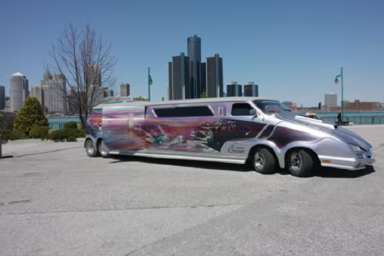 Hầu hết các phụ tùng của Cruiser đều là độ, nhưng Ivan có lưu ý rằng những gì nằm dưới phía trước đều là hàng chính hãng. Ông ấy đã phải học rất nhiều thứ về chế tạo xe khi bổ sung thêm hai trục ở phía trước, nhưng ông ấy cũng chỉ khiêm tốn nói rằng “bạn có thể làm mọi thứ” nếu bạn sẵn sàng học hỏi từ người khác.