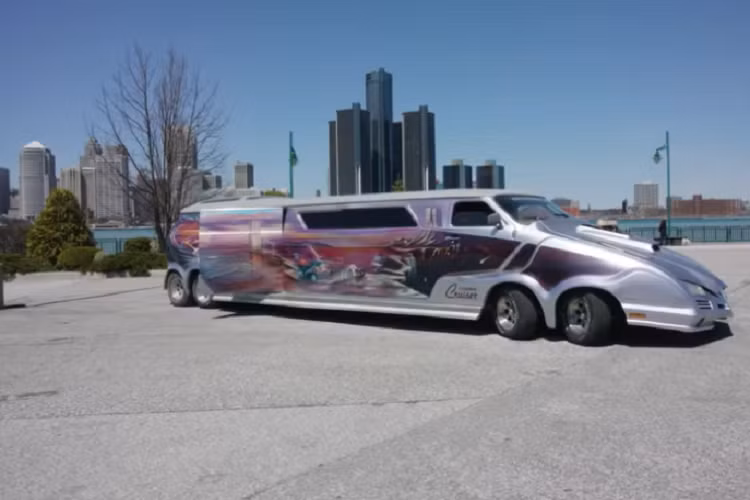 Hầu hết các phụ tùng của Cruiser đều là độ, nhưng Ivan có lưu ý rằng những gì nằm dưới phía trước đều là hàng chính hãng. Ông ấy đã phải học rất nhiều thứ về chế tạo xe khi bổ sung thêm hai trục ở phía trước, nhưng ông ấy cũng chỉ khiêm tốn nói rằng “bạn có thể làm mọi thứ” nếu bạn sẵn sàng học hỏi từ người khác.