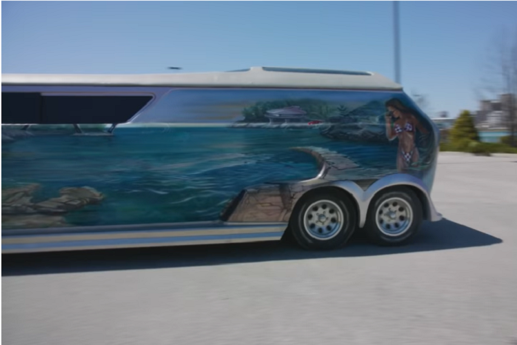 Đứng cao hơn 1,8 mét, Cruiser có một khối động cơ sản sinh 400 mã lực dưới nắp capô. Ivan nói rằng một khi đạt tới một mức tốc độ nhất định, thì chỉ số tiêu thụ nhiên liệu “cũng không phải tệ lắm”. Thậm chí, ông ấy còn cam đoan rằng dù cho sau bao năm, chiếc xe van siêu dài vẫn lái cực ngon cả trên cao tốc lẫn trong đô thị.