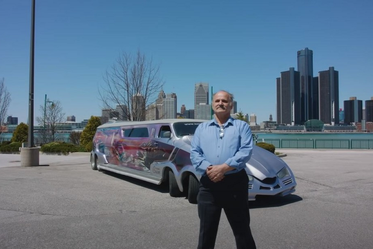 Thế giới xe độ có vô số những chiếc xe điên rồ mà khiến người ta nghĩ rằng tất cả những người chế tạo ra chúng đều đang ngầm tham dự một cuộc thi xem “ai điên hơn ai”. Một trong số những sản phẩm điên rồ như thế chính là xe van Cosmic Cruiser.