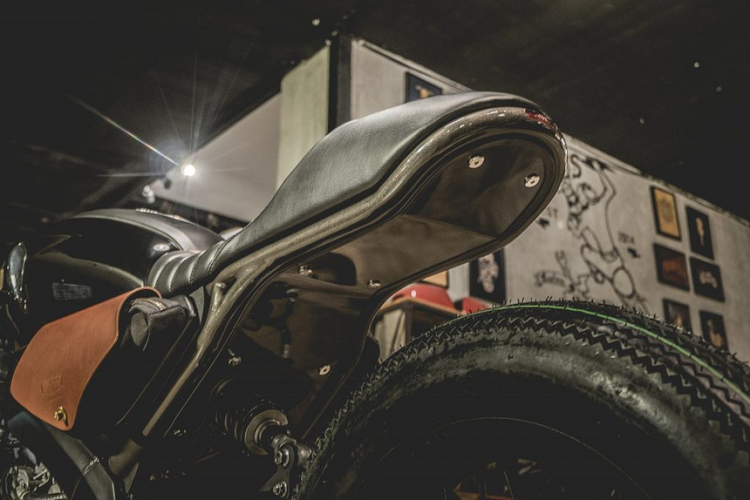 Nhiều trang bị của xe zin được loại bỏ và thay thế bằng các chi tiết đồ chơi giúp mẫu xe Yamaha XSR 155 độ thêm phần cá tính. 