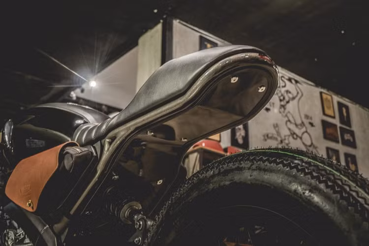 Nhiều trang bị của xe zin được loại bỏ và thay thế bằng các chi tiết đồ chơi giúp mẫu xe Yamaha XSR 155 độ thêm phần cá tính. 