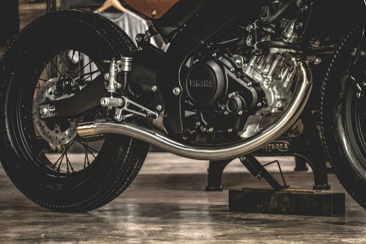 Bao gồm xi-nhan trước tích hợp vào cùm tay lái, đèn hậu sau lược giản còn 1 cụm LED, gác chân mới làm từ nhôm CNC, nâng cấp phuộc sau, sên, ống xả và chuyển sang dùng lốp to bản hơn. 