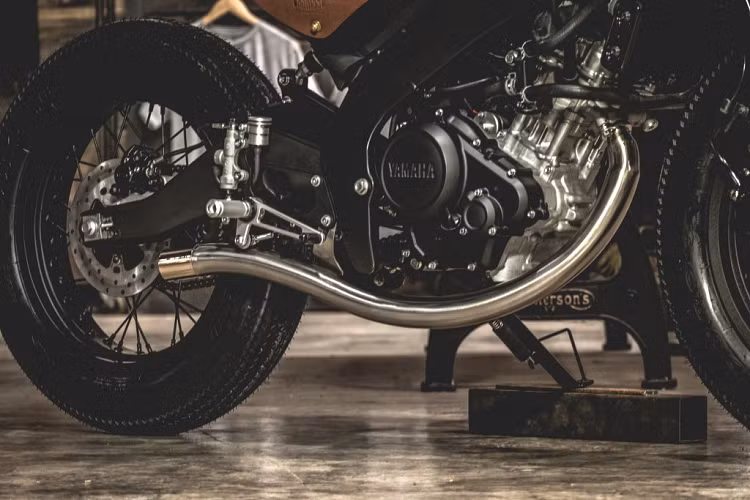 Bao gồm xi-nhan trước tích hợp vào cùm tay lái, đèn hậu sau lược giản còn 1 cụm LED, gác chân mới làm từ nhôm CNC, nâng cấp phuộc sau, sên, ống xả và chuyển sang dùng lốp to bản hơn. 