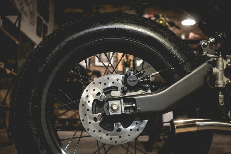 Sức mạnh 19,3 mã lực của động cơ 155 cc được xưởng độ giữ nguyên, đi cùng hộp số 6 cấp có tính năng ly hợp chống trượt Slipper Clutch. 