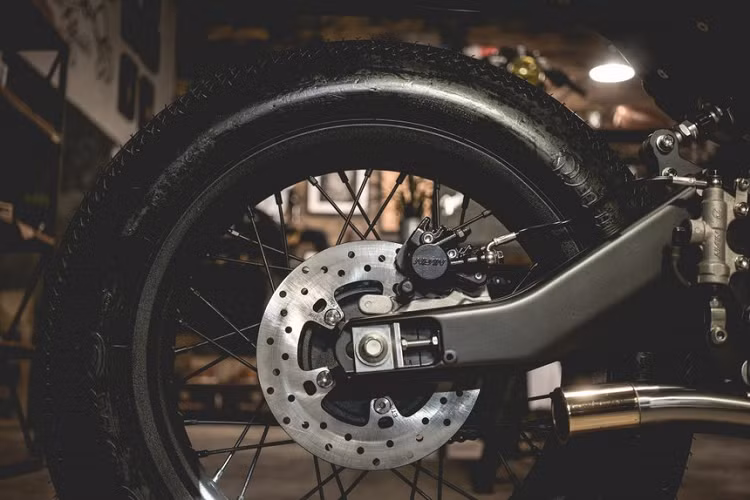 Sức mạnh 19,3 mã lực của động cơ 155 cc được xưởng độ giữ nguyên, đi cùng hộp số 6 cấp có tính năng ly hợp chống trượt Slipper Clutch. 