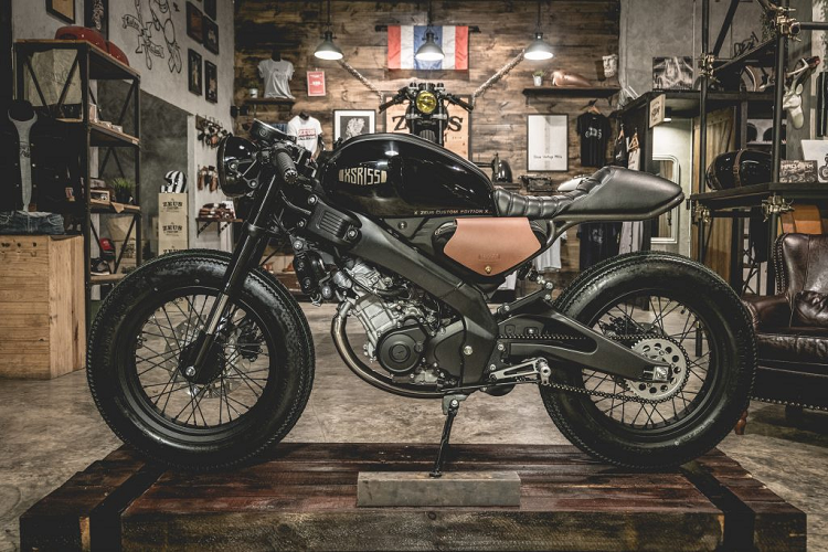 Phiên bản Yamaha XRS 155 Cafe Racer mang dáng vẻ hầm hố, dữ dằn với tông màu đen chủ đạo. 