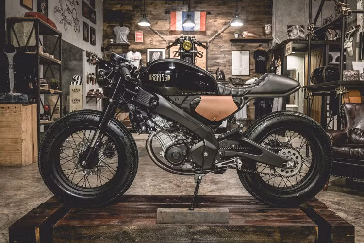 Phiên bản Yamaha XRS 155 Cafe Racer mang dáng vẻ hầm hố, dữ dằn với tông màu đen chủ đạo. 