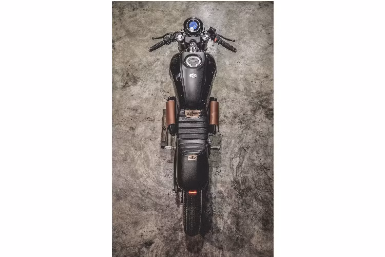 Ghi-đông được nâng cấp thành kiểu clip-on với 2 tay lái gắn trực tiếp vào đỉnh phuộc có độ cao thấp hơn. 