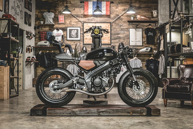 Mẫu xe Yamaha XRS 155 sở hữu phong cách hoài cổ, kiểu dáng Scrambler mới đây đã biến hóa thành một chiếc Cafe Racer độc đáo qua sự nâng cấp của xưởng độ Zeus Custom tại Thái Lan. 