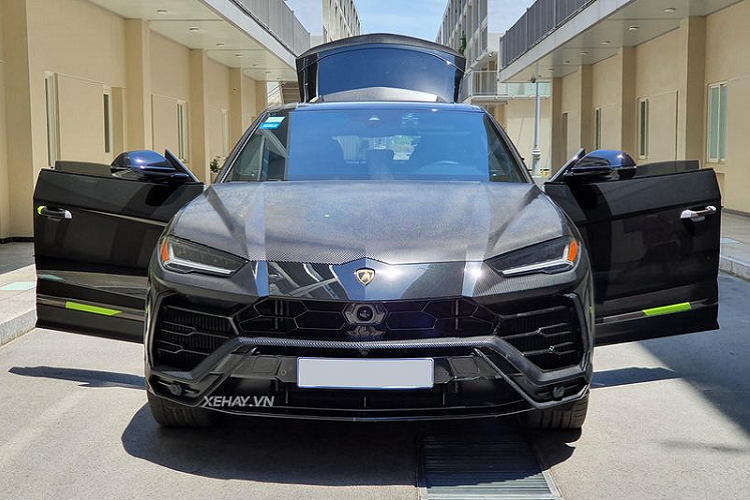 Động cơ cho phép siêu SUV chỉ mất 3,6 giây để tăng tốc từ 0 - 100 km/h, trước khi đạt tốc độ tối đa 305 km/h. Giá xe Lamborghini Urus hiện đang bán tại Việt Nam không dưới 20 tỷ đồng.