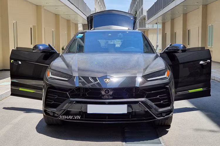 Động cơ cho phép siêu SUV chỉ mất 3,6 giây để tăng tốc từ 0 - 100 km/h, trước khi đạt tốc độ tối đa 305 km/h. Giá xe Lamborghini Urus hiện đang bán tại Việt Nam không dưới 20 tỷ đồng.