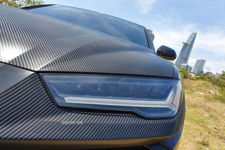 Lamborghini cung cấp 6 chế độ lái cho Urus bao gồm 3 thiết lập chuyên biệt cho địa hình xấu (Terra), đường tuyết (Neve) và đường cát (Sabbia) và 3 chế độ Strada, Sport và Corsa. Trang bị an toàn đáng chú ý trên Urus là hệ thống phanh khẩn cấp tự động, camera 360 độ, đèn pha tự động, cảm biến đỗ xe trước/sau và kiểm soát hành trình chủ động...