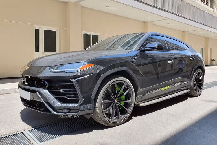 Ở lần thay áo này, chiếc siêu SUV Lamborghini Urus mới này được chủ nhân dán đề-can hình kẻ sọc với vân chìm khá giống carbon ở nhiều chi tiết như nắp ca-pô, cản dưới trước/sau, nắp che hộc bánh xe... Còn lại, xe tiếp tục được giữ nguyên một số chi tiết màu xanh chuối nổi bật ở cánh cửa và má phanh.