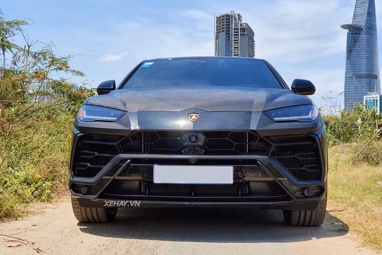 Không màu mè như những "người anh em" Urus khác, siêu phẩm với ngoại thất kẻ sọc vân chìm xuất hiện như một "bóng ma" trên đường phố