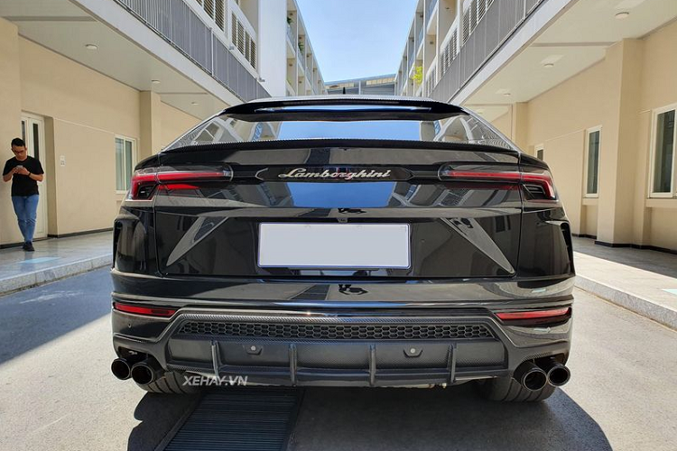 Lamborghini Urus là mẫu siêu SUV nhanh nhất thế giới. "Siêu bò" nước Ý gây ấn tượng với động cơ xăng Biturbo V8 4.0L, cho ra công suất 641 mã lực và 850Nm mô-men xoắn cực đại,