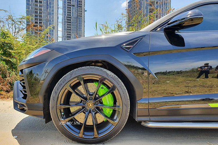 Má phanh sơn xanh cực kỳ nổi bật.