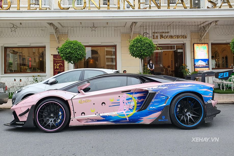 Có thể thấy đầu xe được lấy cảm hứng rõ rệt từ chiếc Lamborghini Aventador SV với dè trước cắt bớt cùng nắp ca-pô hoàn thiện trong sợi carbon bóng tích hợp hai hốc hút gió cỡ lớn. Di chuyển ra phía sau là hai vây cá carbon bên hông, ốp sườn được thiết kế lại và cũng làm từ sợi carbon.