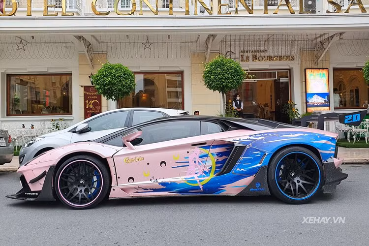 Có thể thấy đầu xe được lấy cảm hứng rõ rệt từ chiếc Lamborghini Aventador SV với dè trước cắt bớt cùng nắp ca-pô hoàn thiện trong sợi carbon bóng tích hợp hai hốc hút gió cỡ lớn. Di chuyển ra phía sau là hai vây cá carbon bên hông, ốp sườn được thiết kế lại và cũng làm từ sợi carbon.