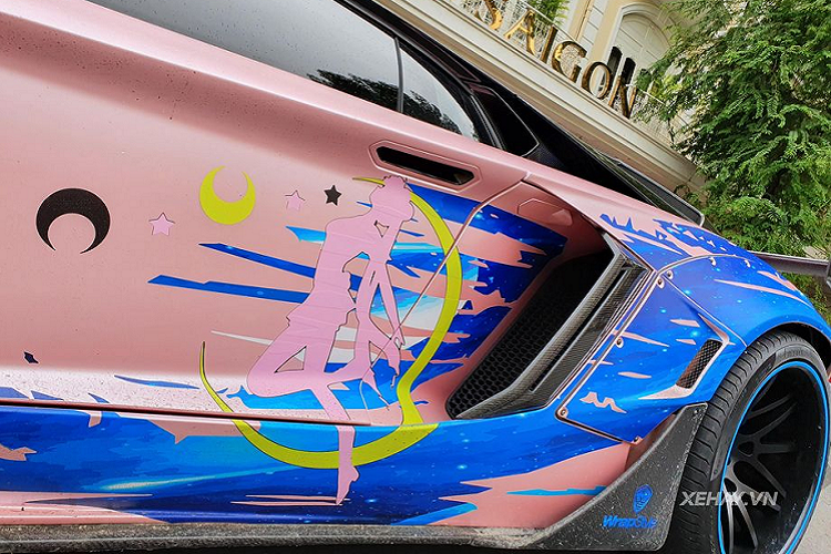 Chiếc xe này được trang bị gói độ body Liberty Walk với số lượng giới hạn đúng 50 bản trên toàn thế giới. Đây cũng là chiếc thứ 2 trong khu vực Đông Nam Á, sau Thái Lan được trang bị gói độ hầm hố này.