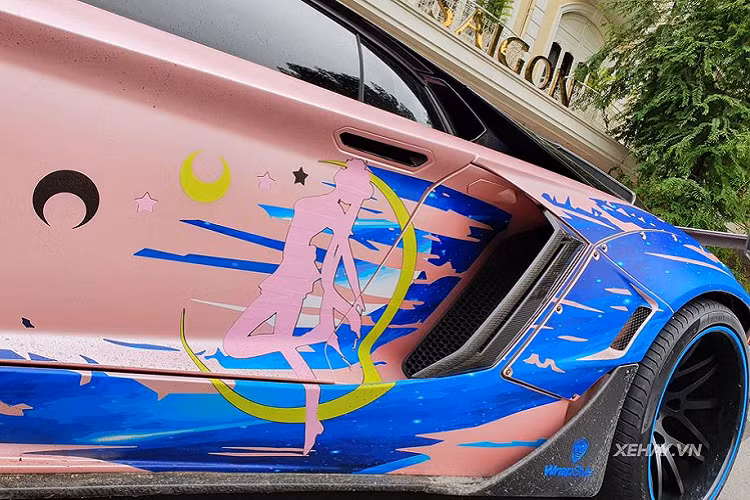 Chiếc xe này được trang bị gói độ body Liberty Walk với số lượng giới hạn đúng 50 bản trên toàn thế giới. Đây cũng là chiếc thứ 2 trong khu vực Đông Nam Á, sau Thái Lan được trang bị gói độ hầm hố này.