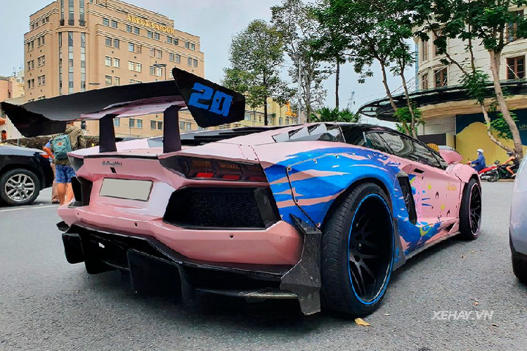 Hiện nay, siêu phẩm Lamborghini Aventador độ Liberty Walk Edition 50 duy nhất tại Việt Nam đang thuộc về một đại gia nổi tiếng ở Đà Lạt.