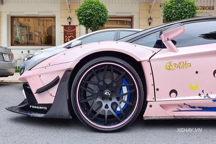 Ngoài ra, xe cũng được độ hệ thống ống xả của Fi Exhaust cùng cánh gió làm từ sợi carbon nhỏ gọn hơn nhưng vẫn có đủ sự hầm hố cần thiết. Toàn bộ thân xe sau khi ốp bodykit đã được cố định lại bằng đinh tán, điều này có nghĩa là siêu xe sẽ khó quay về được trạng thái ban đầu. Làm tròn bản độ hàng hiếm này là bộ la-zăng thiết kế độc đáo hiệu Forgiato, phuộc hơi nâng hạ gầm của Air Rex, hai thanh giằng ở động cơ và ốc làm từ vật liệu iconeo chỉ được ứng dụng trong tàu vũ trụ.