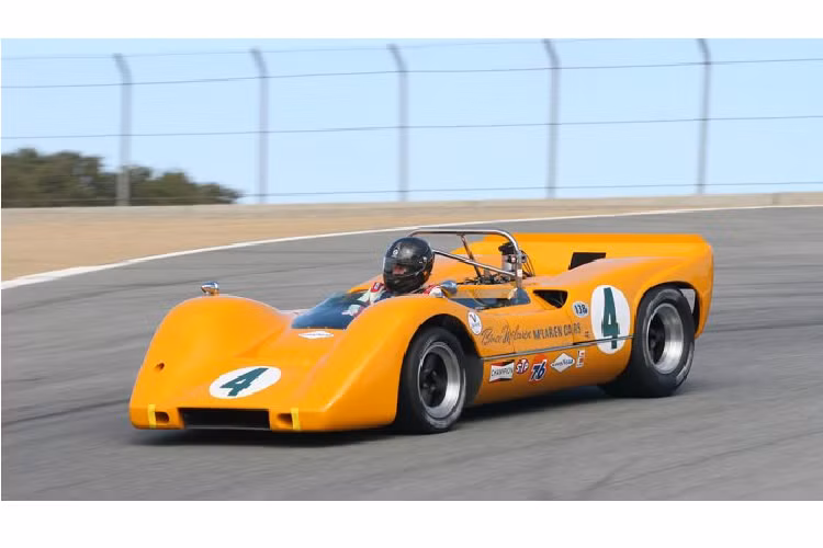 Ở phiên bản MSO M6A, McLaren Elva mui trần sở hữu phối màu ngoại thất Anniversary Orange được cung cấp bởi MSO làm chủ đạo, kèm với đó là logo số 4, số được Bruce McLaren sử dụng trong quá khứ và đường kẻ sọc màu xám (Dove Grey) chạy ngang thân xe. Chữ ký cuae Bruce McLaren được xuất hiện trong màu xanh dương.