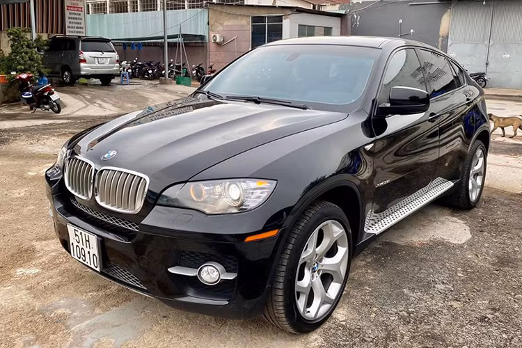 Sau gần 10 năm lăn bánh, một chiếc BMW X6 xDrive 35i sản xuất tháng 12/2008 nhập khẩu được đăng ký lần đầu 09/2010 đang được chủ nhân chào bán với mức giá khoảng 700 triệu đồng, mức giá này chỉ ngang tầm giá của một chiếc Hyundai Elantra 1.6 đời 2020.