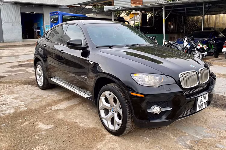 BMW X6 phiên bản xDrive35i (N54 hoặc N55) sử dụng động cơ 6cyl thẳng hàng dung tích 3.0L tăng áp cho công suất tối đa khoảng 302 mã lực tại 5.800 - 6.250 vòng/phút và mô-men xoắn cực đại 400 Nm đạt được từ 1.300 – 5 000 vòng/phút. Sức mạnh được truyền xuống bốn bánh (xDrive) thông qua hộp số tự động 6 cấp (6AT).