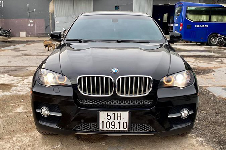 Tại Việt Nam, người mua hiện nay rất dễ tìm kiếm một chiếc BMW X6 thế hệ thứ nhất (E71 2008 – 2014) được rao bán rộng rãi trên thị trường xe cũ với nhiều mức giá khác nhau giao động trong khoảng từ 680 – 1,2 tỷ đồng, tùy vào độ chất và đời xe. Dẫu vậy, BMW X6 cũng là một ví dụ cho dòng xe sang mất giá khá nhanh trên thị trường nếu so với các dòng xe sang khác.