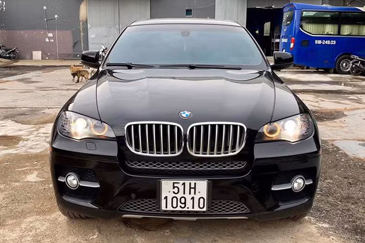 Tại Việt Nam, người mua hiện nay rất dễ tìm kiếm một chiếc BMW X6 thế hệ thứ nhất (E71 2008 – 2014) được rao bán rộng rãi trên thị trường xe cũ với nhiều mức giá khác nhau giao động trong khoảng từ 680 – 1,2 tỷ đồng, tùy vào độ chất và đời xe. Dẫu vậy, BMW X6 cũng là một ví dụ cho dòng xe sang mất giá khá nhanh trên thị trường nếu so với các dòng xe sang khác.