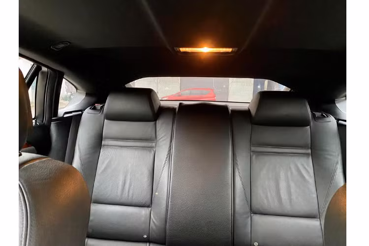 Nội thất của BMW X6 thế hệ thứ nhất được bọc da cao cấp với nhiều chi tiết được ốp gỗ sang trọng. Toàn bộ ghế ngồi bọc da, trong đó ghế lái chỉnh điện 16 hướng, tích hợp nhớ 2 vị trí, trong khi hàng ghế sau được trang bị rèm che nắng. Vô-lăng 3 chấu bọc da tích hợp lẫy chuyển số. Ngay chính giữa bảng điều khiển trung tâm chính là màn giải trí cỡ lớn. Trang bị điều hòa tự động 4 vùng độc lập và hơn thế nữa.