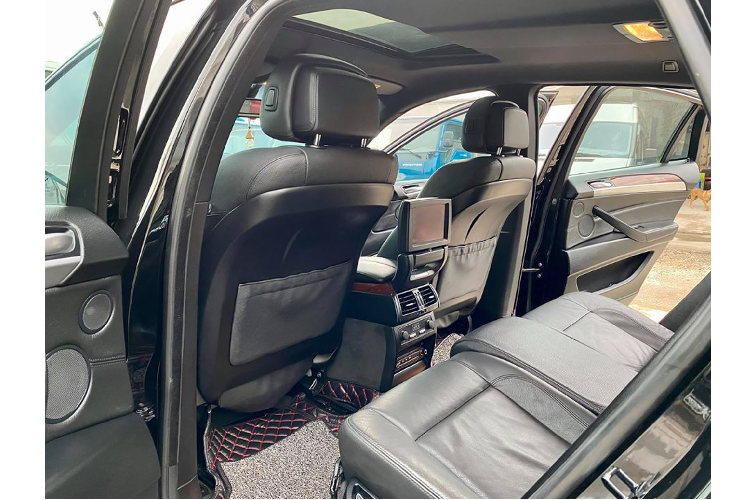 Ngoài ra tính thực dụng của BMW X6 không cao, khi hàng ghế thứ 2 của xe khá chật hẹp, khoang hành lý phía sau không rộng rãi do đặc trưng thiết kế, nếu xét về tính thực dụng - X6 không có lợi thế. BMW X6 chỉ thích hợp với những khách yêu thích thiết kế thể thao đặc trưng của dòng Crossover lai Coupe.