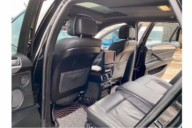 Ngoài ra tính thực dụng của BMW X6 không cao, khi hàng ghế thứ 2 của xe khá chật hẹp, khoang hành lý phía sau không rộng rãi do đặc trưng thiết kế, nếu xét về tính thực dụng - X6 không có lợi thế. BMW X6 chỉ thích hợp với những khách yêu thích thiết kế thể thao đặc trưng của dòng Crossover lai Coupe.