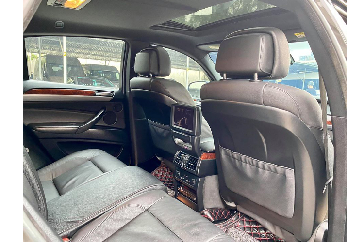 BMW X6 đời đầu là một dòng xe mang thiết kế “huyền thoại” đã đi vào lòng người. Với những người yêu xe, họ vẫn bị ấn tượng mạnh bởi kiểu dáng thiết kế mang vẻ đẹp bụ bẫm mang phần “sexy” của X6 (E71).