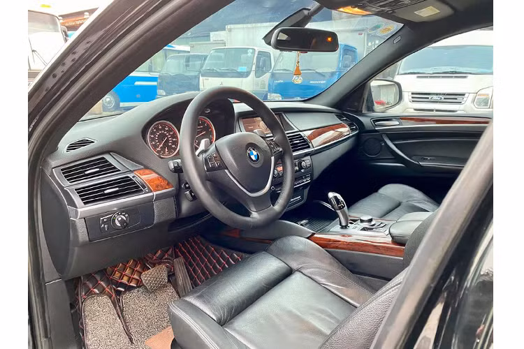 Ở dòng X6 người bán thì nhiều nhưng người tìm mua X6 đã qua sử dụng thì lại rất ít, khi BMW X6 là mẫu xe rất kén người mua lại vì phụ tùng bảo dưỡng sửa chữa không hề rẻ, cũng như khá “uống” xăng.