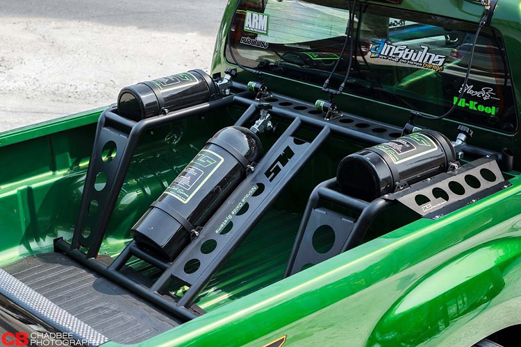 Chưa dừng lại ở thùng hàng phía sau còn được lắp đặt thêm 3 bình Dinito Oxit (N20).