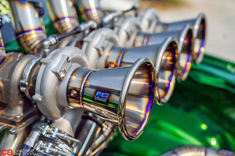 Ngoại hình chiếc bán tải Isuzu D-max vốn dĩ đã rất nổi bật với màu xanh lá với các chi tiết được độ lại từ bên ngoài như mâm xe, 2 bên cửa cho tới bên trong khoang lái.