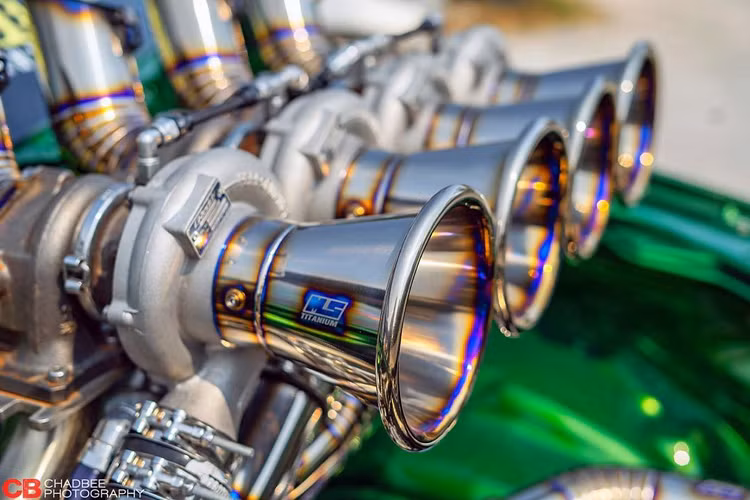 Ngoại hình chiếc bán tải Isuzu D-max vốn dĩ đã rất nổi bật với màu xanh lá với các chi tiết được độ lại từ bên ngoài như mâm xe, 2 bên cửa cho tới bên trong khoang lái.