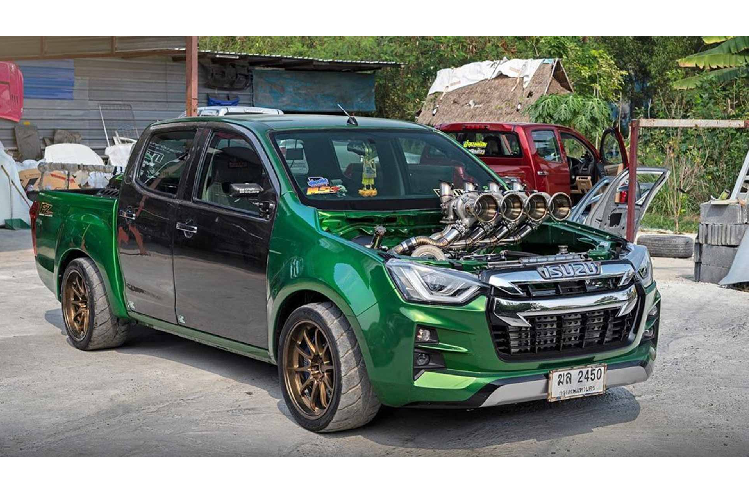 Chiếc bán tải Isuzu D-Max độ khủng này được phát hiện và chia sẻ trên mạng xã hội bởi Youtuber Chad Burdette. Xe sử dụng khối động cơ diesel tăng áp 4 xy lanh 3.0L, với động cơ nguyên mẫu này chiếc bán tải có công suất 187 mã lực và mô-men xoắn cực đại 447 Nm.