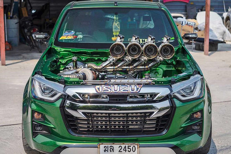 Tuy nhiên, vị chủ nhân của chiếc xe muốn tạo ra một tác phẩm độc đáo và cầu kỳ hơn bằng cách lắp thêm 4 máy turbo của Hãng GReddy.