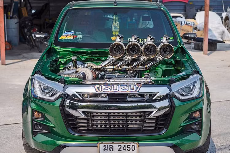 Tuy nhiên, vị chủ nhân của chiếc xe muốn tạo ra một tác phẩm độc đáo và cầu kỳ hơn bằng cách lắp thêm 4 máy turbo của Hãng GReddy.