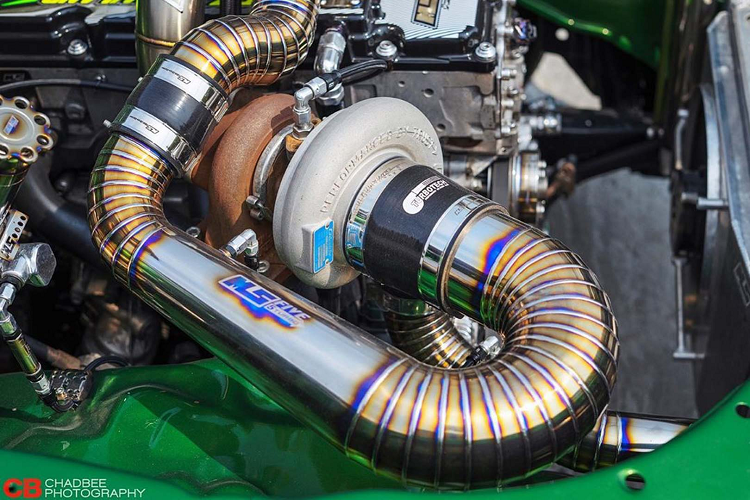 Để lắp được cấu hình turbo mới này, chủ xe đã tháo bỏ nắp capo với 1 máy tăng áp zin cùng 4 máy tăng áp khác ngoi lên khỏi khoang máy.