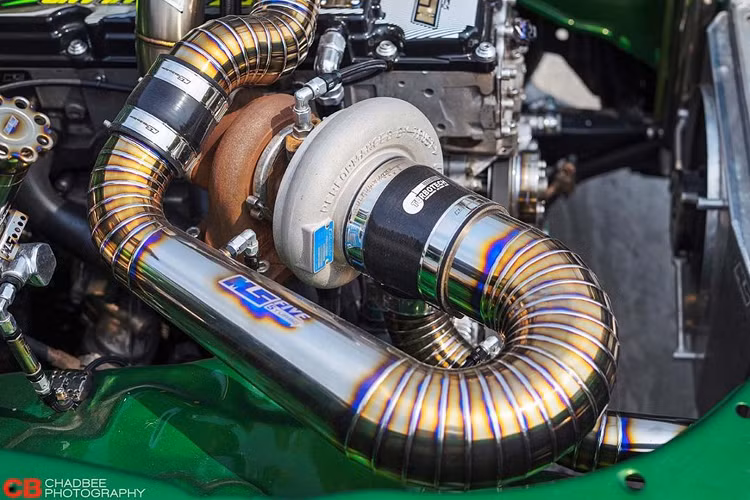 Để lắp được cấu hình turbo mới này, chủ xe đã tháo bỏ nắp capo với 1 máy tăng áp zin cùng 4 máy tăng áp khác ngoi lên khỏi khoang máy.