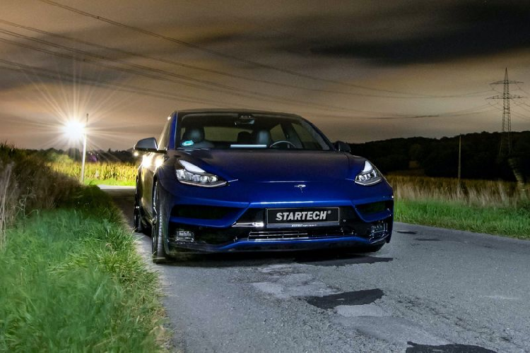 Kết quả, kiểu dáng của chiếc sedan hạng sang Tesla điện nhỏ gọn trở nên sắc nét hơn và nội thất xe cũng thể thao hơn đáng kể.