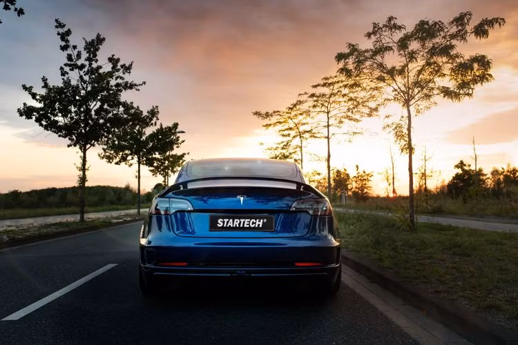 Cụ thể, ở bên ngoài, Model 3 được trang bị các chi tiết khí động học làm từ carbon cao cấp thuộc gói Pur-R-Rim