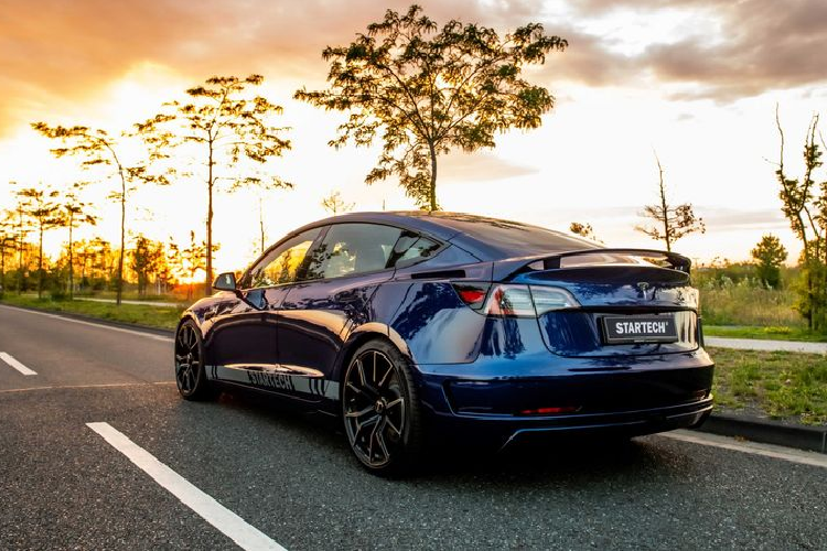 Đối với nội thất, Startech đã sử dụng khá nhiều phụ kiện làm từ sợi carbon và Alcantara cho chiếc sedan điện, các bộ phận carbon bao gồm vô lăng và các miếng trang trí cửa, trong khi Alcantara bao phủ toàn bộ trần xe, gồm cả tấm che nắng và các cột. Làm tròn các nâng cấp nội thất là bộ bàn đạp bằng nhôm. Giá của các sửa đổi này chưa được Startech công bố giá.